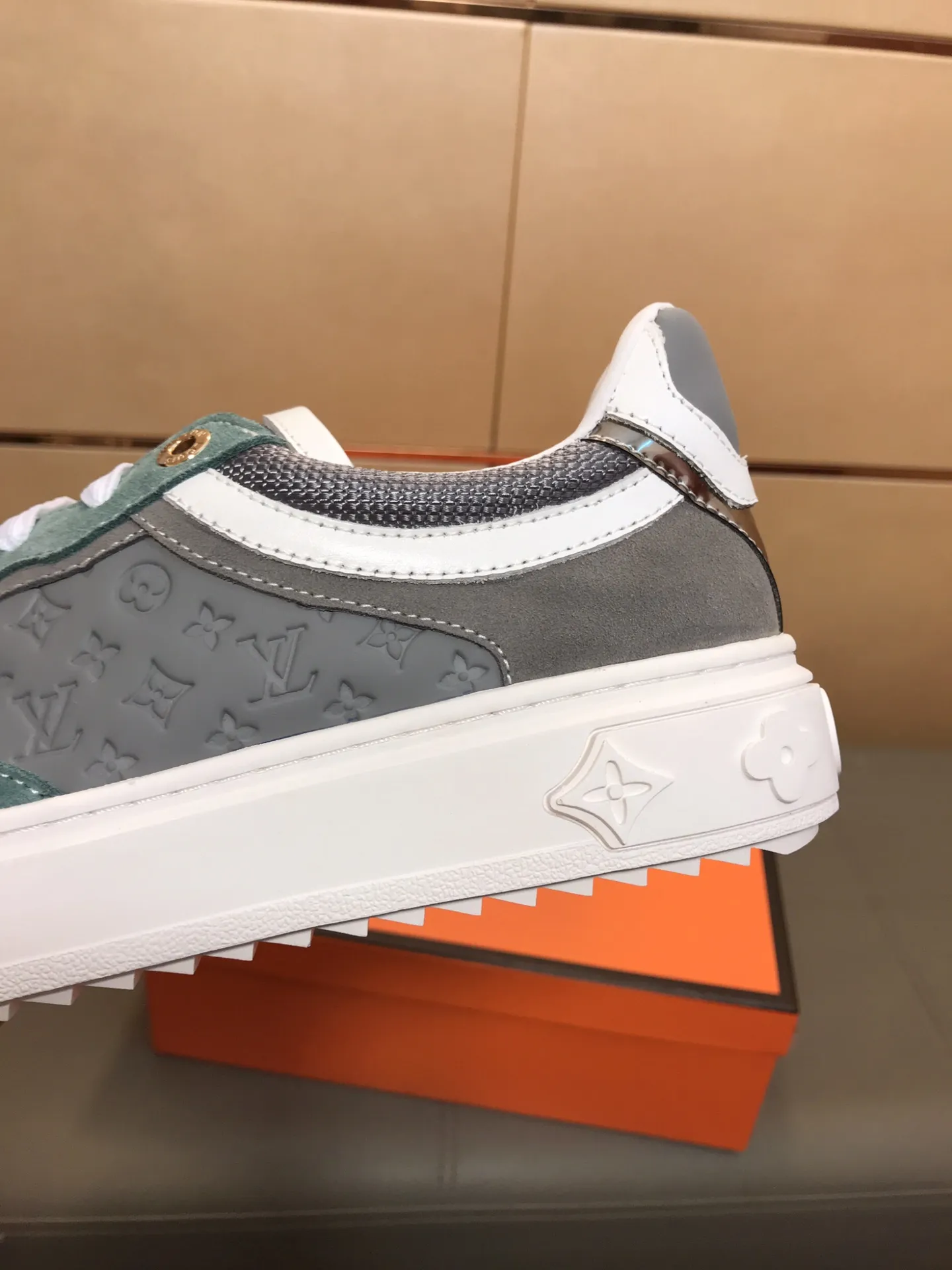 Ex-factory price 400 🔥🔥 New model on the market [LV Louis Vuitton] The latest high-quality men's casual shoes, European and American trends 🔰 Perfectly blend noble quality and fashionable texture 💋💋 The upper is made of imported cowhide + brand embossing, sheepskin lining, the overall fashion personality is set off to set off your uniqueness! Classic style, cool and stylish trendy male image🌹 38-44👣